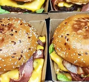 Mixed Burger Pack: x 4 Burgers, x 4 Chips, x 4 Drinks